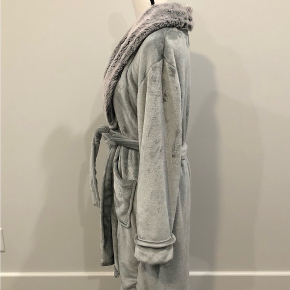 Baroque Robe - Picture 3 of 5